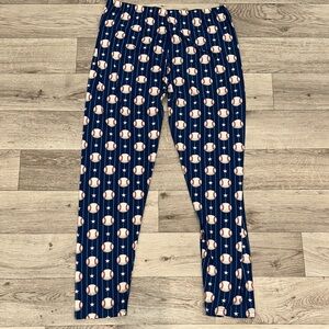Women’s plus size baseball leggings.